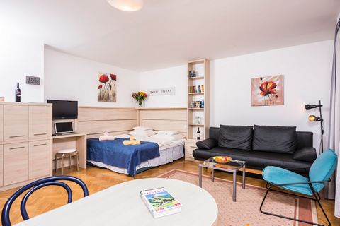 Our 40m² studio is the ideal choice for you if you would like to combine living in the city and enjoying the comfort of a green environment. It has one large living room that views directly into the garden, a small anteroom and a bathroom with a bath...