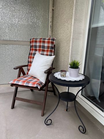 In the immediate vicinity of the City Palais, the inner harbor, the HBF and yet in a quiet and central location is this beautifully cut 2-room apartment with 2 balconies. The apartment impresses with stylishly chosen accents such as chandeliers and s...