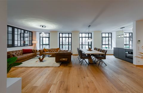 This high-quality loft apartment offers many advantages for those who value spacious living in a modern, stylish environment. With its open floor plan, this loft provides a feeling of expansive space and offers ample room for hosting guests and creat...