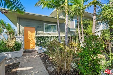 Beautiful treetop and mountain views! Mid-century Architectural with more than 1650 sq ft on 3 levels. Living room with fireplace on first floor. Jack and Jill bedrooms (2) with full bathroom, Large primary bedroom with treetop views, en suite primar...