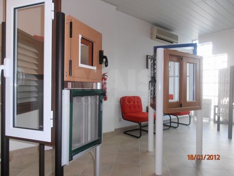 Warehouse in Alverca. Warehouse located next to the national road 10, with the possibility of acquisition of the civil locksmith/aluminum frames business and its machinery. On level 0, the warehouse has a dining room and changing rooms. On the upper ...