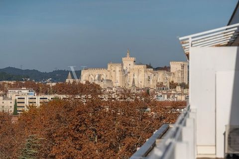 Von Peerc presents this 137m2 penthouse, a stone's throw from the city center of Avignon, alone on the landing, it benefits from great light and an exceptional view. The entrance leads to a large double living room of 40m2 giving access to a terrace,...
