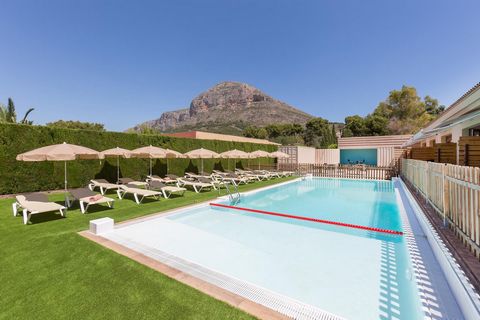 Mooie en comfortabele hostal-achtige villa met privé zwembad in Javea, Costa Blanca, Spanje voor 36 personen. De vakantievilla ligt in een woonwijk en op 4 km van het strand van La Grava, Javea. Het gebouw heeft 16 slaapkamers, elk met een eigen badk...
