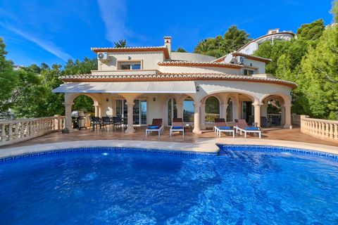 Villa merveilleuse et confortable à Javea, Costa Blanca, Espagne avec piscine privée pour 8 personnes. La maison de vacances est située dans une région côtière, collineuse et résidentielle, à 1 km de la plage de La Barraca et à 1 km de Mediterraneo, ...