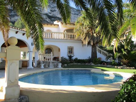 Villa maravillosa y confortable con piscina privada en Denia, en la Costa Blanca, España para 8 personas. La casa está situada en una zona playera residencial y montañosa, a 3 km de la playa de Las Marinas, Denia y a 5 km de Jávea. La villa tiene 4 d...