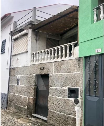 Stone House in the center of the village of Seixo da Beira On the Ground Floor: -Large store, ideal for those who want to make a large room below -Storage, great for storing firewood On the 1st floor: -Marquee -Living room - 2 Runners -3 bedrooms -Ki...