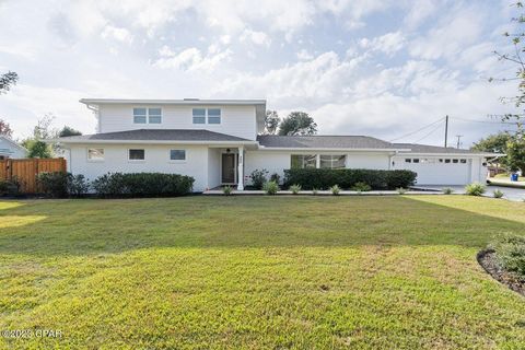 SELLER OFFERING A 2-1 INTEREST RATE BUY DOWN TO REDUCE BUYERS RATE OR SELLER FINANCING! Welcome to an incredible opportunity to own a home in the heart of the Cove neighborhood, across from the Bay on a corner lot. This home is a rare find in the Cov...
