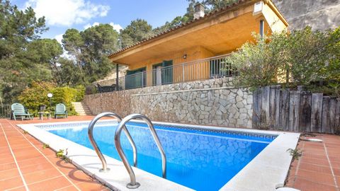 Villa (110 m2 + 900 m2 plot) located 1,5 km from the beach (Cala Canyelles) and 8 km from the center of Tossa de Mar, (5 Km from the center of Lloret de Mar). The pictures of the beach do not correspond to the view from the house. They are of Cala Ca...