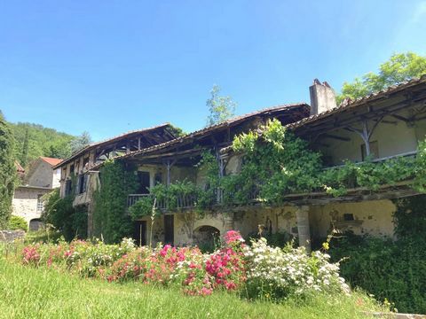 EXCLUSIVE TO BEAUX VILLAGES! A spacious and characterful building, close to Figeac which requires complete renovation (subject to necessary permissions). There is a potential habitable area of 300m²+ on the first floor of the property, which is reach...