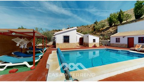 Beautiful country house, with absolute privacy and spectacular views of the town, the countryside and the mountains, located five minutes from the town of El Borge. It has more than four hectares of land with olive trees, mangoes and vines. It has tw...