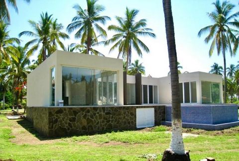 Esta casa bellamente construida está ubicada en la prestigiosa comunidad de Playa Las Tortugas Zacualpan en Nayarit. A pasos de una playa virgen que se extiende a lo largo de 11 millas (18 kilómetros) de arena dorada, bordeada de cocoteros y tiene un...