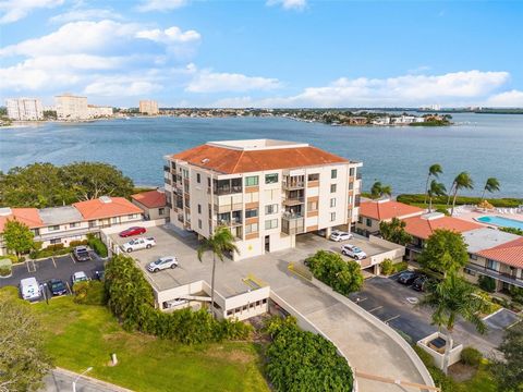 Experience breathtaking water vistas and mesmerizing sunsets from every room in this exquisite top-floor Palma Del Mar condominium! Nestled in the resort-style golf community of Palma Del Mar, this residence is just moments away from the Gulf of Mexi...