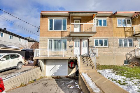 Semi-detached 3-plex with 2- 5 ½ apts and 1- 3 ½ apt, a 1-car garage , up to 5 outdoor parking spots and a good sized backyard. Washer/dryer installations in each unit. Located in a residential area near schools, the Mail Champlain, and a short walki...