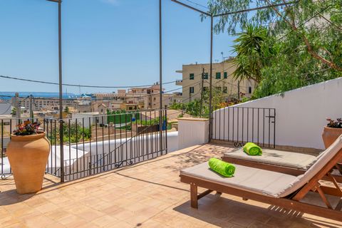 This beautiful villa, located in a privileged area of Palma, welcomes 8 people. The bucolic exteriors of this villa have two furnished terraces with views of the sea and the mountains, perfect for a drink while enjoying the evening or sunbathing. In ...