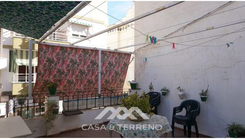 We are happy to offer you this property located in the centre of Torre del Mar and only 200 metres away from the beach. At the moment the property is made up by 3 completely independent apartments, 2 on the first floor and 1 on the second floor, howe...