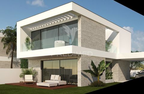 This villa of modern architecture with very generous areas, with three suites and domotic system is set in a plot of 335m2 with a gross construction area of 225.70m2 spread over 2 floors. The property is under construction and the expected completion...