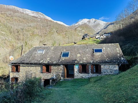 Former independent sheepfold, located in the town of Sentein (09800), at 890m above sea level, renovated in the 1980s and split into 2 separate dwellings. Currently used as vacation rentals and gite. Approximately 65m² for the cottage and 55m² for th...