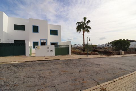 3+1 bedroom villa, located in the Quinta da Cerca Urbanization, in the municipality of Castro Marim. The villa is sold furnished and equipped, equipped with air conditioning, barbecue, has two terraces and a balcony. Close to goods and services.