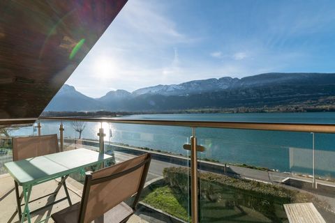 Spectacular lakefront property.... Talloires, on the lakefront : lovely house 195 m2 floor area and garden of 934 m2, 4 bedrooms, 3 bathrooms, high end fixtures and fittings, garage. Stunning view over the lake, a boat mooring is available to rent Ac...