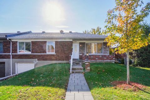 Welcome to 5778 Wentworth, True open concept, turnkey 4 bedrooms home renovated based on aesthetics and functionality. Located on a quiet street in CSL, with no backyard neighbors and with quiet park behind. Custom modern and fresh open-concept kitch...