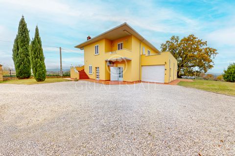 This beautiful villa built in the 1970's and carefully renovated in 2006 is located less than a kilometer from the historic center in the small town of Marciano della Chiana where the closest services are located. The villa offers two very comfortabl...