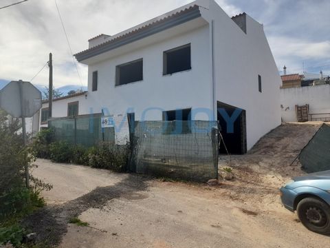 House T3 under construction, inserted in a plot with 322 m2. Composed of Living Room, Three Bedrooms being one of them in Suite, Two Bathrooms and Kitchen. A backyard where you can circulate around the house, with the possibility of building a swimmi...