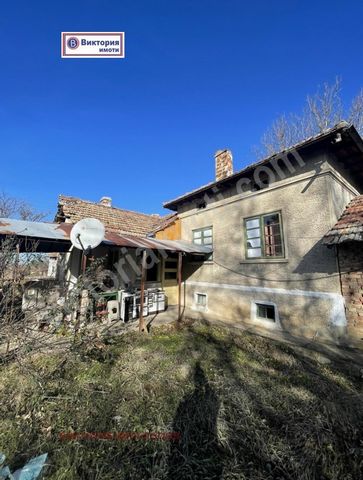 Mihaltsi village Victoria properties presents to you a house for sale in the village of Mihaltsi, 30 km. from Fr. Veliko Tarnovo and 7km. from Fr. Pavlikeni. The property is located 15 minutes walking distance from the center. The village is lively a...