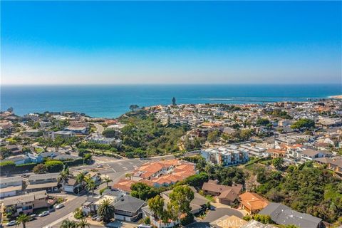Welcome to the Luxury Corona del Mar community of Villa de Este, situated at the gateway to Corona Highlands. This luxury condominium located at 401 Seaward #14, has recently finished completion of a total contemporary remodel, from top to bottom. Fe...