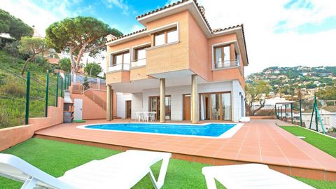 Nice villa, located in Lloret de Mar. Only 1.5 km from the beach and the center of the town, just 10 km from Tossa de Mar, all kind of services nearby. The pictures of the beach are of Sa Caleta and Lloret de Mar beach, which are the closest beaches ...