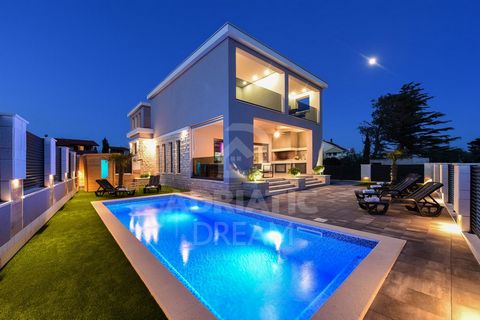 Luxusvilla in Privlaka in der Nähe von Zadar zu verkaufen. Eine moderne, luxuriös eingerichtete Villa mit beheiztem Pool in Privlaka in der Nähe von Zadar zu verkaufen. Die Villa befindet sich in ausgezeichneter Lage, nur 80 m vom Meer entfernt. Das ...