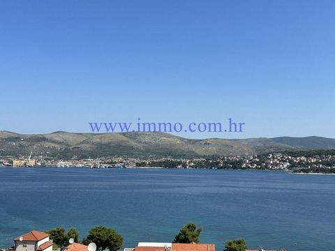 A beautiful house of 548 m2 is for sale, located in a quiet part of the island of Čiovo, in the small tourist resort of Okrug Gornji, only 150 m from the sea and close to 