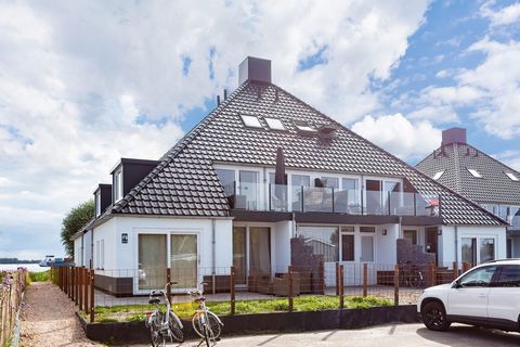 This holiday home is within walking distance of the Sneekermeer, where you can enjoy the beach or one of the terraces on the water. The Sneekermeer is a popular area for water sports enthusiasts. On and around the lake there is a lot of choice from v...