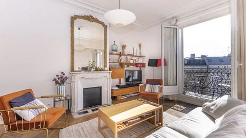 Idealiskt beläget mellan Étienne Marcel och Montorgueil. Denna lägenhet i typisk Haussmann-stil ligger på femte våningen i en charmig fristensbyggnad och erbjuder rymligt boende med 3 meter högt i tak, vilket är extremt sällsynt för ett upphöjt golv....