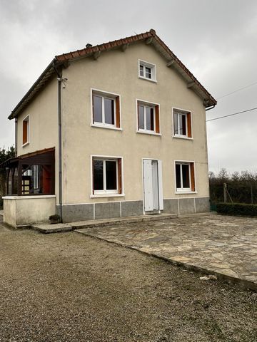 Come and discover this charming 5-room detached house of 108 m2 with garden, in a quiet hamlet, close to Arnac La Poste and Saint-Sulpice-Les-Feuilles, close to all shops, schools, college and the A20 motorway. This 2-storey house built in 1965, cons...