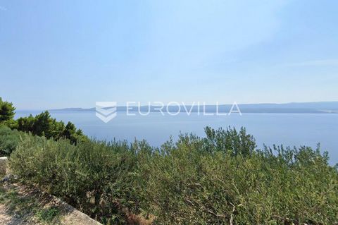 Omiš, Marušići, attractive building plot with an area of 4000 m2. It is located next to a gravel road, and infrastructure is nearby. The land offers a panoramic view of the sea and islands. The center of the town, with all the amenities necessary for...