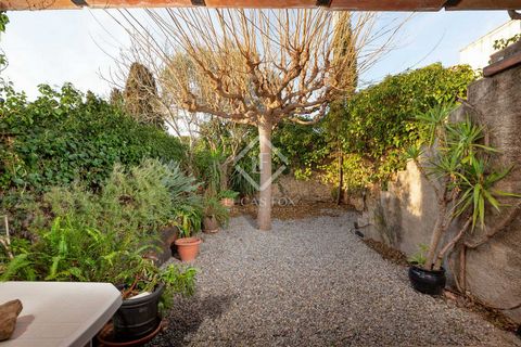 Lucas Fox presents this beautiful 18th-century townhouse in the heart of the captivating Alt Empordà region, just a scenic 10-minute drive from the beaches of the Costa Brava. This timeless property, spanning 230 square metres across two levels, exud...