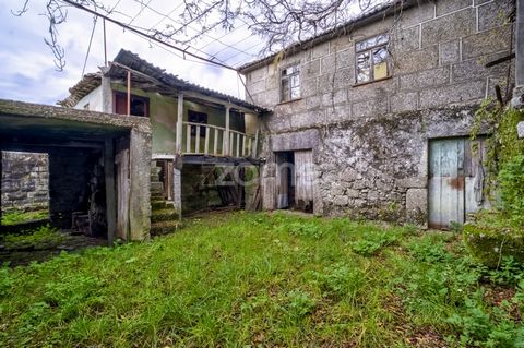 Identificação do imóvel: ZMPT563691 Het biedt een unieke nabijheid van een badzone. De 3 huizen, met afmetingen van 40, 60 en 90 vierkante meter, bieden een gezellige en veelzijdige omgeving, die aan verschillende behoeften voldoet. Het perceel, met ...