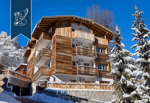 Au cœur d’Alta Badia, destination de ski exclusive entre les vallées des Dolomites, cet élégant appartement panoramique est à vendre dans un cadre luxueux récemment construit. Situé au deuxième étage du prestigieux immeuble, l’appartement possède une...