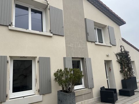Exclusive!! In a very sought-after area (ILE D'ADAM - MAIRIE), close to schools and all amenities, 10 minutes from the TGV station, we offer you this magnificent house of 110 m2 (104 m2 Carrez law), completely renovated in 2013, with taste and qualit...