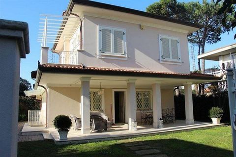 Elegant newly built villa, just 150 meters from the sea and very close to Forte dei Marmi (in Pietrasanta-Fiumetto) of about 200 square meters - with beautiful finishes and private garden. Arranged on two floors, the house has a large basement with b...
