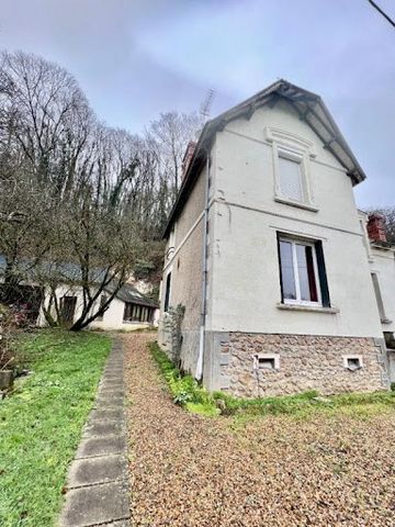 Ch. Hallouin offers you a set of character located in Poncé sur Le Loir, a charming tourist village full of history and heritage. 10 minutes from Montoire, 10 minutes from La Chatre sur Le Loir and 30 minutes from Vendôme 41100 TGV station This prope...