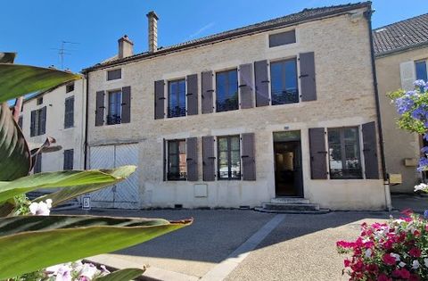 Discover this beautiful house in the heart of a village with shops south of Meursault. On the ground floor, the house has an entrance with cloakroom and laundry room, a separate, fitted kitchen and a large, bright and pleasant living room. A toilet c...