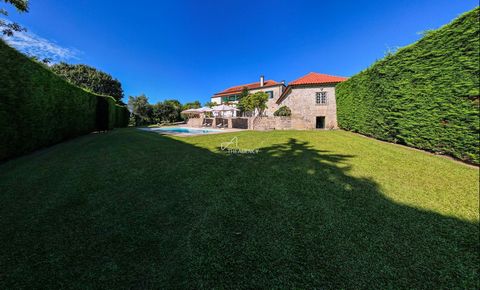 Quinta do Giestal dates back to the end of the century. XIX, a place with soul and inspiration for a business family linked to the music that divided its life between this farm in the municipality of Barcelos and the city of Porto. Featuring three in...