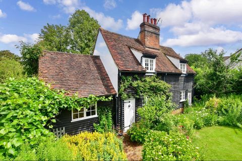Informazioni su questa proprietà: L'adorabile Grade II Listed Cottage ha circa 450 anni e si trova in mezzo a splendidi giardini e terreni circondati da boschi ai margini della foresta di Epping. Originariamente un paio di cottage, questa proprietà a...