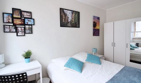 This 14m² room is fully furnished. It has a double bed (140x190) and a bedside table with lamp. There is also a work area with a desk, chair and lamp. The room also has several storage units: a wardrobe with hanging space and a shelf. Located in the ...