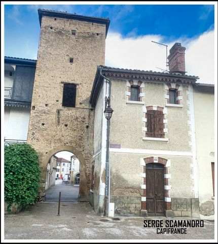 TRIE SUR BAISE (65), petite bastide au nord est du département des Hautes-Pyrénées, abritant 1200 âmes, venez visiter cette charmante petite maison de ville, au pied d'une des tours de protection de l'ancienne ville médiévale. Elle s'élève sur 3 nive...