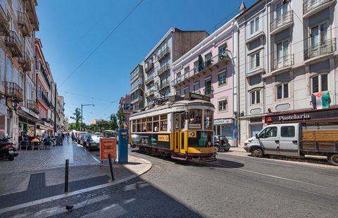 Une excellente opportunité d'investissement au cur de Lisbonne ! Cet appartement de 1+1 chambres, situé dans la pittoresque Rua do Sol à Graça, attend une rénovation totale qui lui donnera un nouveau souffle et un excellent rapport qualité-prix. Cara...