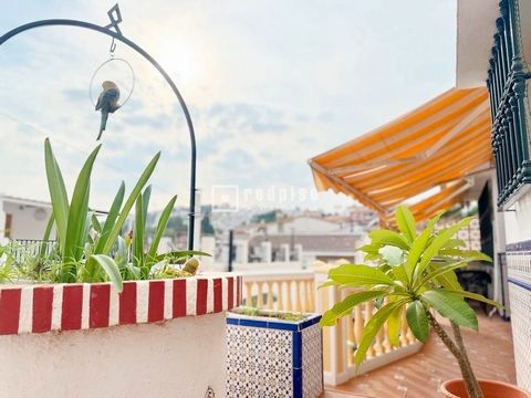 REDPISO VERKAUFT tolle Doppelhaushälfte + TERRASSEN + ABSTELLRAUM mit MEERBLICK in einer der besten Gegenden von Málaga wie der Hacienda Paredes!! Es ist auf 1 Etage verteilt. Das Haus verfügt über 2 wunderschöne Terrassen, eine direkt an der Vorders...