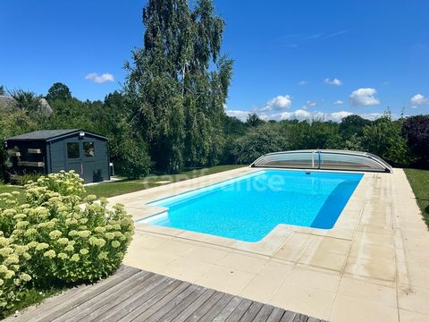 Maison de 186 m2 situé à Larborde à 5 minutes du centre ville d'Auxerre, entièrement rénovée intérieures et extérieurs sur terrain un clos de 964 m2. Au rez de chaussée une entrée, un magnifique espace de vie de 78 m2 composé d'un grand salon, d'une ...