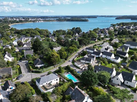 Située à Baden au village de Locmiquel dans un cadre privilégié à 400 m de la plage et des chemins côtiers, cette maison construite en 2015 propose 160 m2 de surface habitable sur une parcelle de 500 m2. Organisée sur 7 pièces principales dont 5 cham...